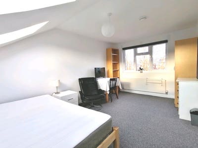 Spacious Bright Loft Room in clean quiet renovated Main Photo