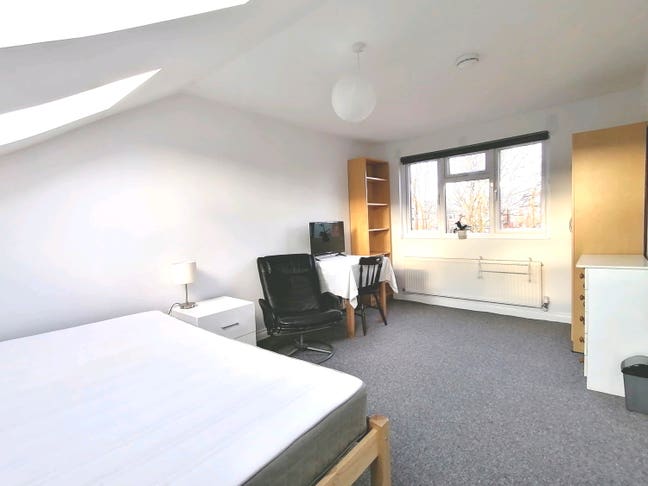 Spacious Bright Loft Room in clean quiet renovated Main Photo