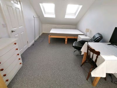 Spacious Bright Loft Room in clean peace renovated Main Photo