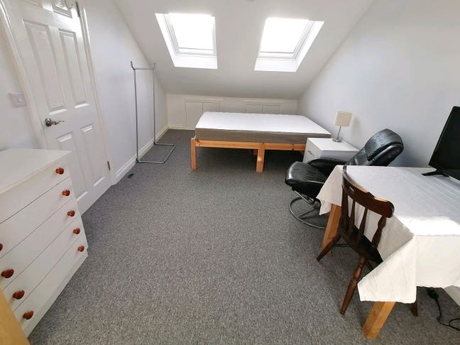 Spacious Bright Loft Room in tidy quiet renovated Main Photo