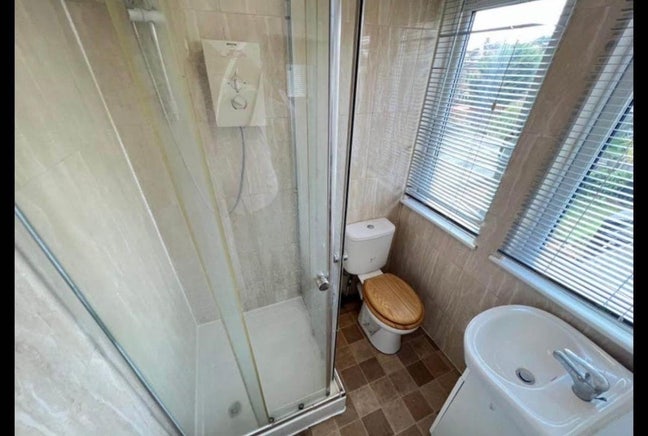 Large Double Room With Ensuite  Main Photo
