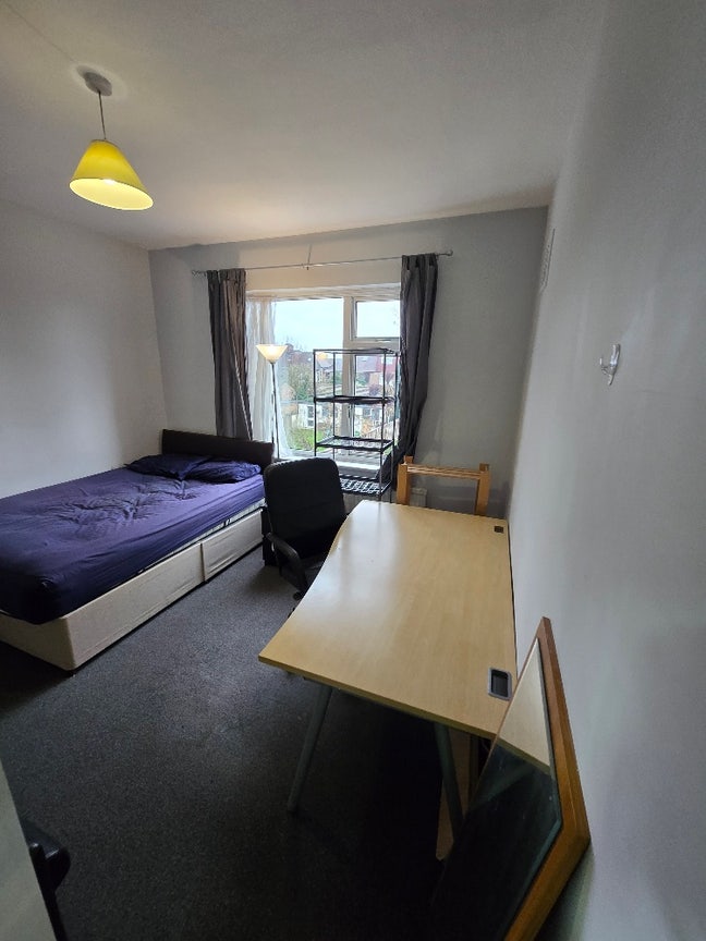 Large Double Bed / Spacious House/ Garden/Parking Main Photo