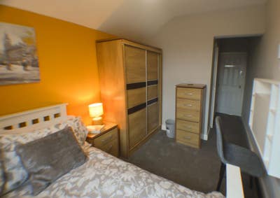 🚨 En Suite Room in 4 Bedroom House🚨 Main Photo