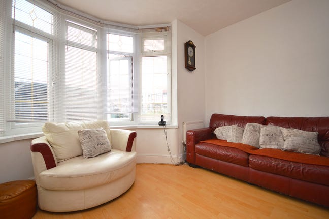 3 Bedroom Terraced House - Barking Main Photo