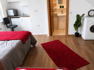 Bright Self-Contained Studio – N18  Main Photo