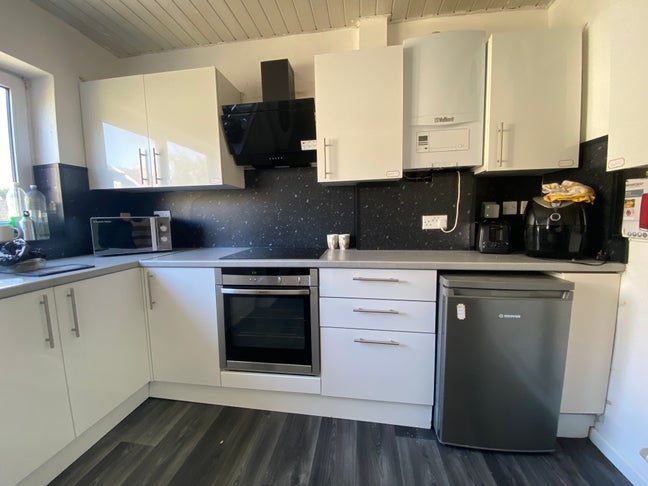 Furnished Double Bedroom in Kingswood, Bristol BS1 Main Photo