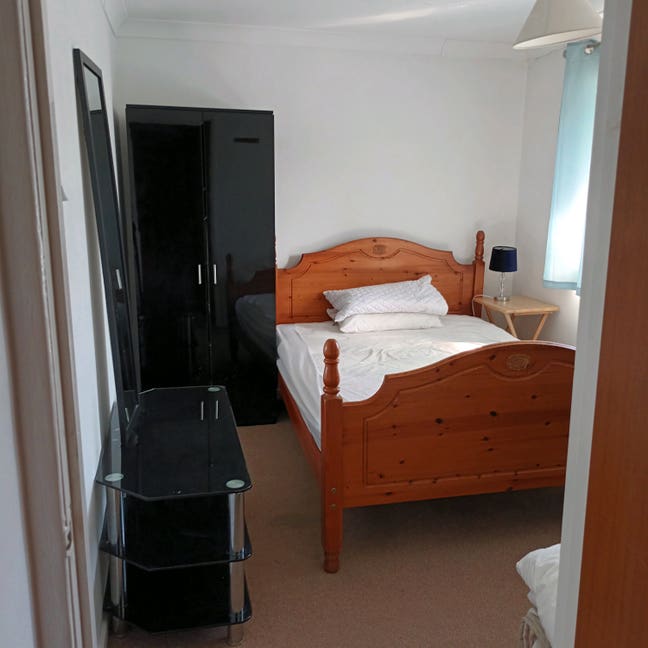 A beautiful room in a 3 bedroom house  Main Photo