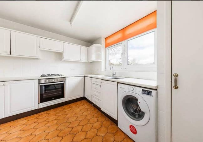Beautiful 2-Bedroom First Floor Flat to Rent in Wo Main Photo