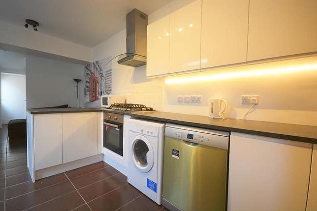 New Refurbished Student Home–Location & Facilities Main Photo