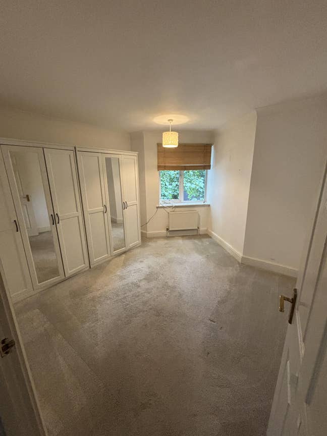 Spacious Double Room with Private Bathroom! Main Photo