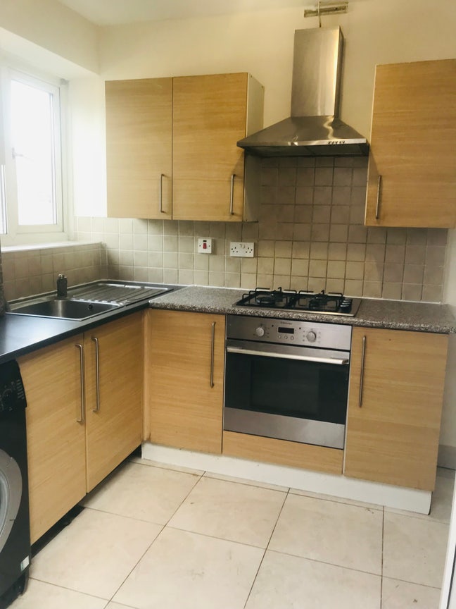 3 bed flat 2 minutes walk to Hendon Central tube Main Photo