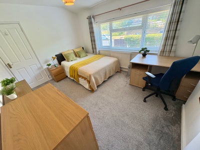 Superb Spacious Room / Bills Incl /Parking/Garden Main Photo