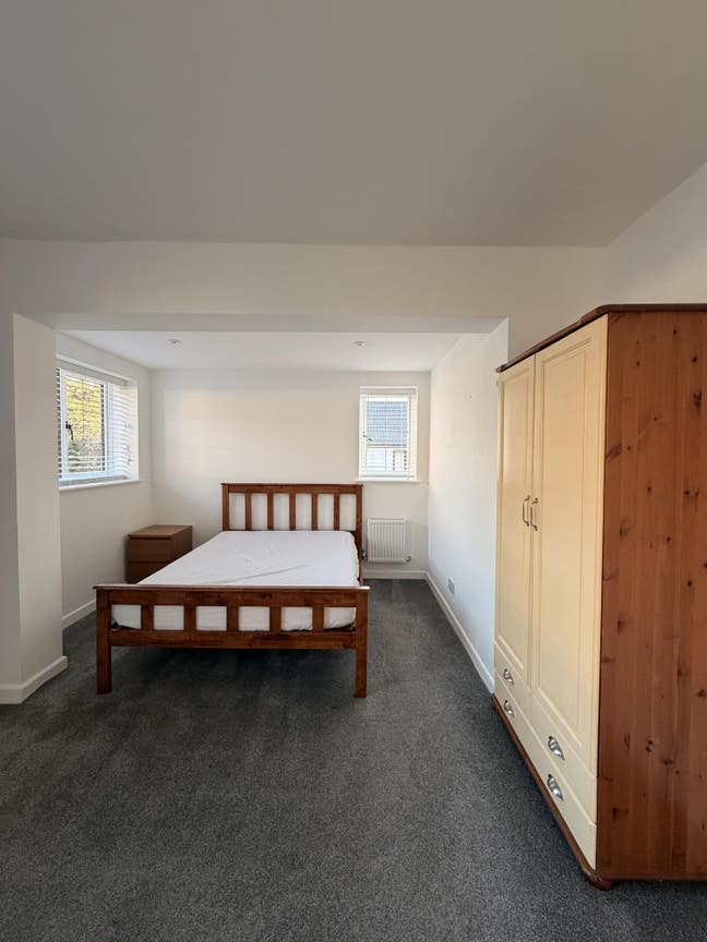 Double bedroom- 4 minutes walk to the station  Main Photo