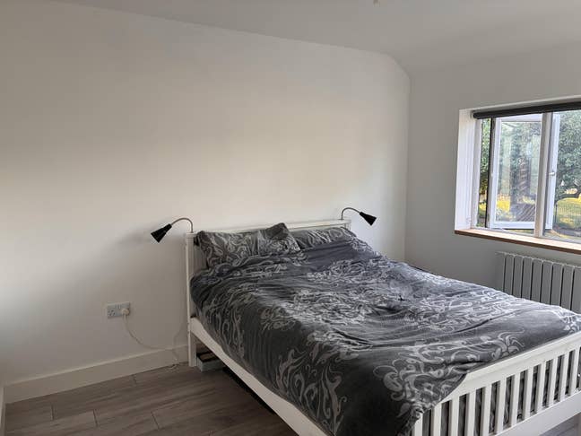 Beautiful modern home, Brooklands. room to rent Main Photo