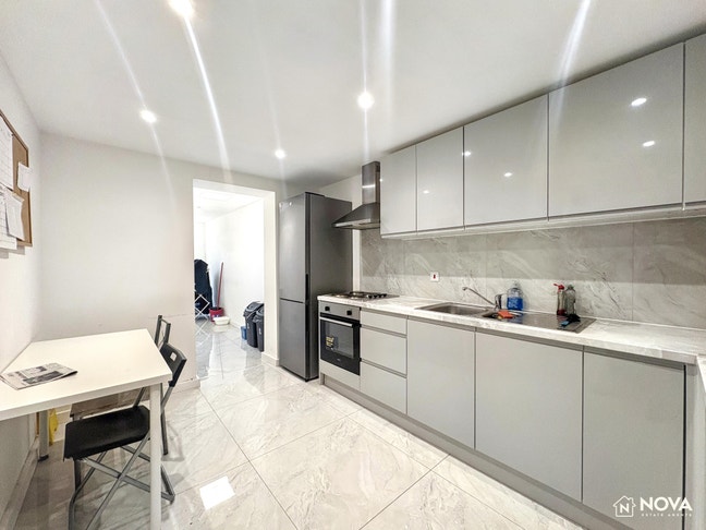 Ensuite Newly Renovated Room With Brand New Furnis Main Photo