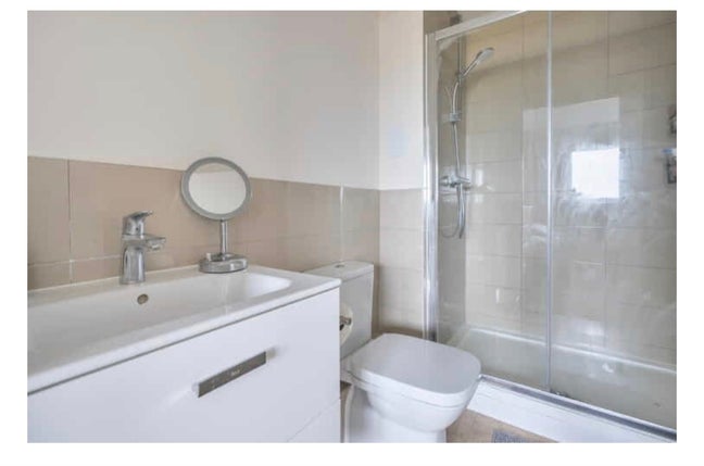 Double room available in 2bd duplex with parking  Main Photo