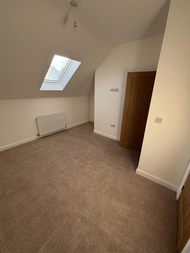 Room for rent in 3 bedroom house Main Photo