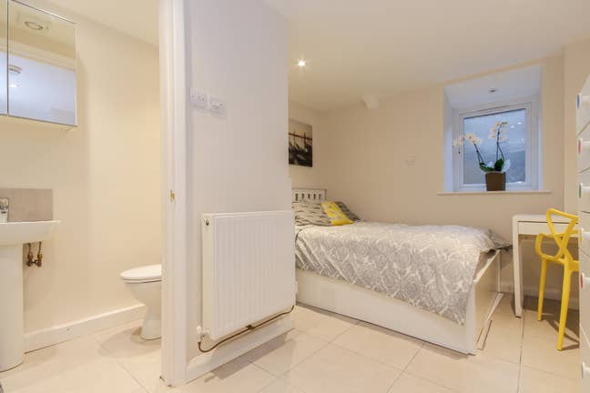 Ensuite room-social house-great-locatio-bills-incl Main Photo