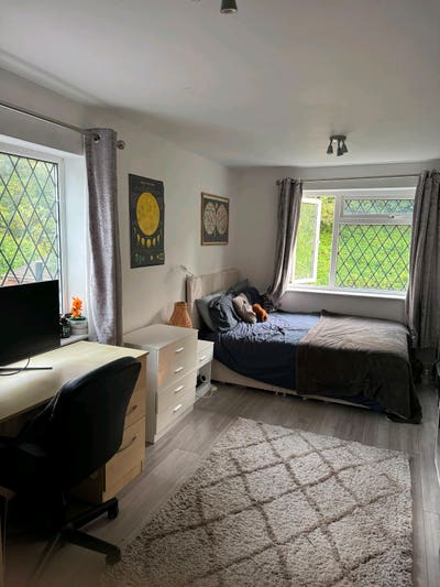 Freshly Updated Double Room | Epsom Town Centre  Main Photo