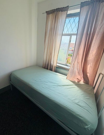 Single Room Available in Edmonton Main Photo