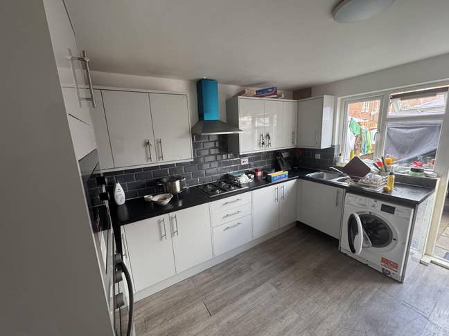 5 Bedrooms in E13 Main Photo