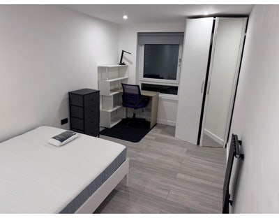 Room next to Pleasance. Available for Aug Main Photo