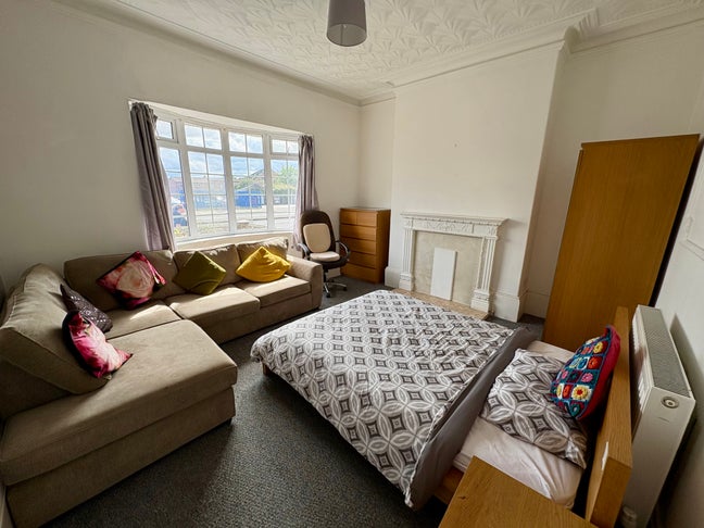 Newly renovated huge bedrooms garden and parking  Main Photo