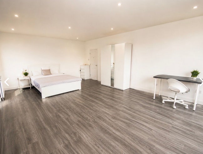 Spacious Double Room with Private Balcony & Gym Main Photo