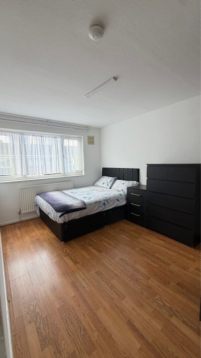 Double room - 2 mins walk to Stratford station Main Photo