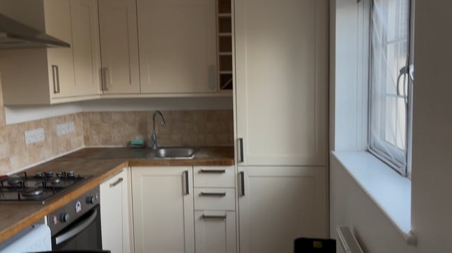 Double bed room near train station Main Photo