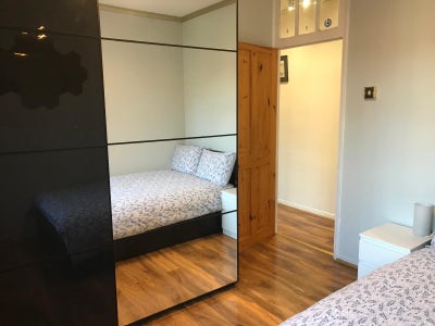  Double bedroom | Decent 2m Wardrobe | W12 | Zn2  Main Photo