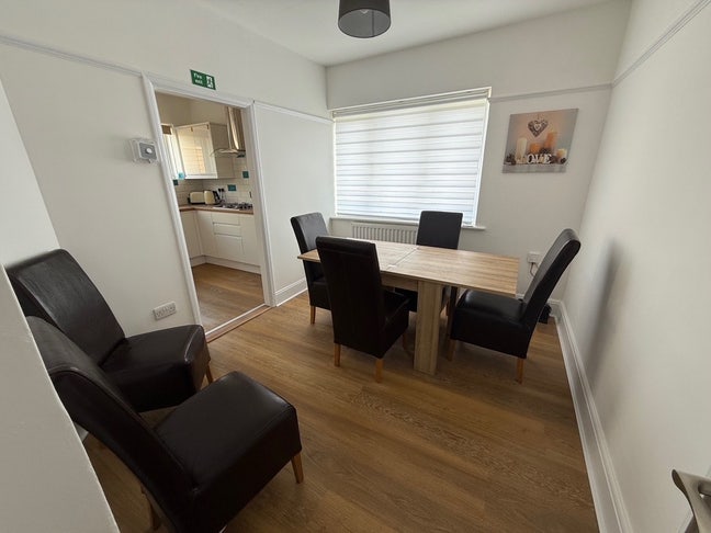 Double furnished rooms with en-suites available  Main Photo