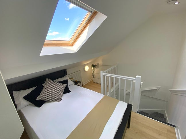 David Road - En suite room Main Photo