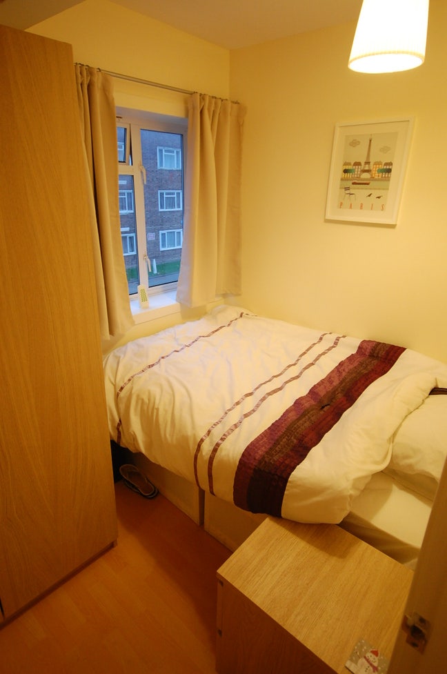     Single Room with Double Bed | Bills Included Main Photo