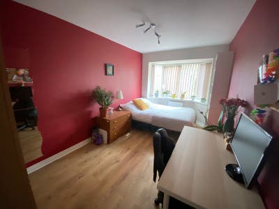 Large Double Room with Bay-window Main Photo
