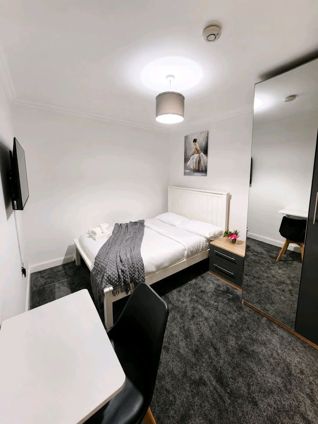 Double Room Available in Modern Shared House Main Photo