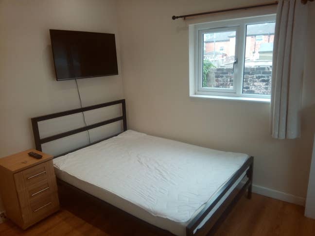 ST6. Double + Ensuite + Smart TV Main Photo