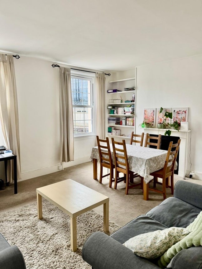 Bright Room in Lovely Victoria Flat Main Photo