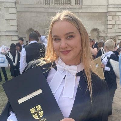 Recent graduate looking for long term house Main Photo