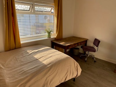 Spacious double room in eco friendly household  Main Photo