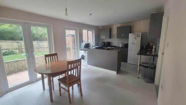 Single occupancy room in shared house Basingstoke Main Photo