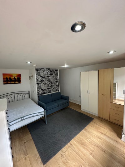 Al Inclusive Studio Basement flat, Nr City Centr Main Photo