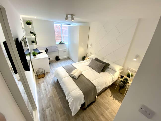 Modern Double En Suite Room in Newcastle Main Photo