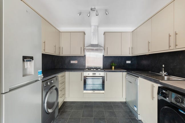Four Double Bedroom House - Westdean Close SW18 Main Photo
