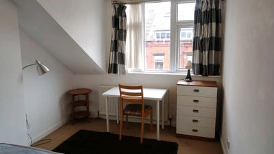 Lovely sunny large top floor room with double bed Main Photo