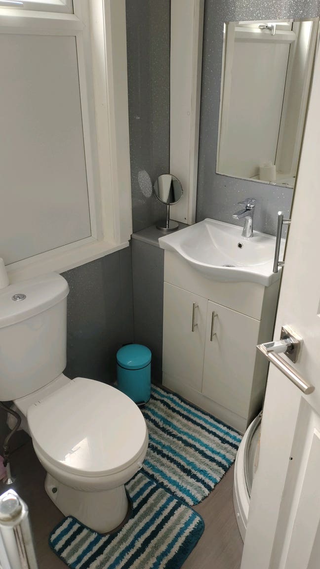 Lovely sunny large top floor room with double bed Main Photo