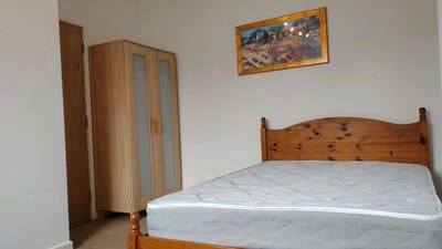 Lovely sunny large top floor room with double bed Main Photo