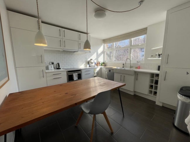 Double bedroom in spacious, quiet 2 bed apartment! Main Photo