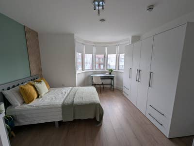 Modern En-suites with Private Kitchenette- Neasden Main Photo