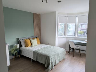 Modern En-suites with Private Kitchenette- Neasden Main Photo
